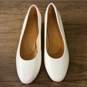 White Dream Pairs US 7.5 pumps 1.5 inch heel